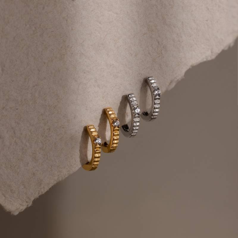 Diamant Gerippte Huggie Ohrringe Von Caitlyn Minimalist Vintage Inspirierte Creolen Zierlicher Goldschmuck Geschenk Für Sie Er643 von CaitlynMinimalist
