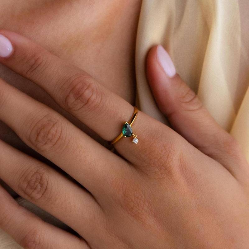 Duo Teardrop Geburtsstein Ring Von Caitlynminimalist Edelsteinring Im Tropfenschliff Mit Diamantanhänger Art Deco Schmuck Mutter Geschenk Rm170 von CaitlynMinimalist