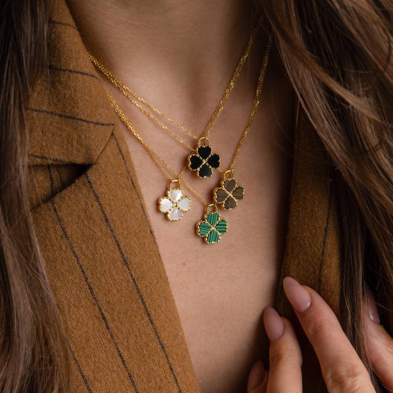 Edelstein Klee Halskette Von Caitlynminimalist Personalisierte Blume Charm in 4 Steine Statement Schmuck Geschenke Für Mutter Nm200-3 von CaitlynMinimalist