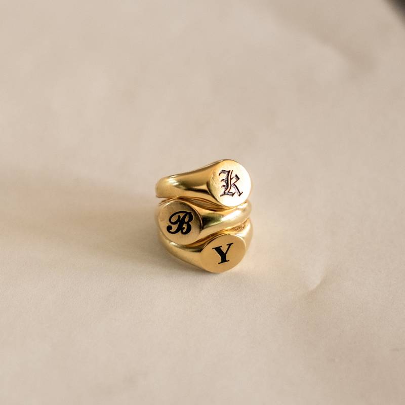 Gold Siegelring Von Caitlyn Minimalist Mit Initial Statement Ring Individueller Initialring Accessoires Für Sie Rm77F62 von CaitlynMinimalist