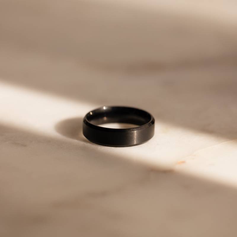 Herren Ring Band Von Caitlyn Minimalistisch Ehering Schlichter Schwarzer Statement Schmuck Geschenk Für Ihn Rr131 von CaitlynMinimalist