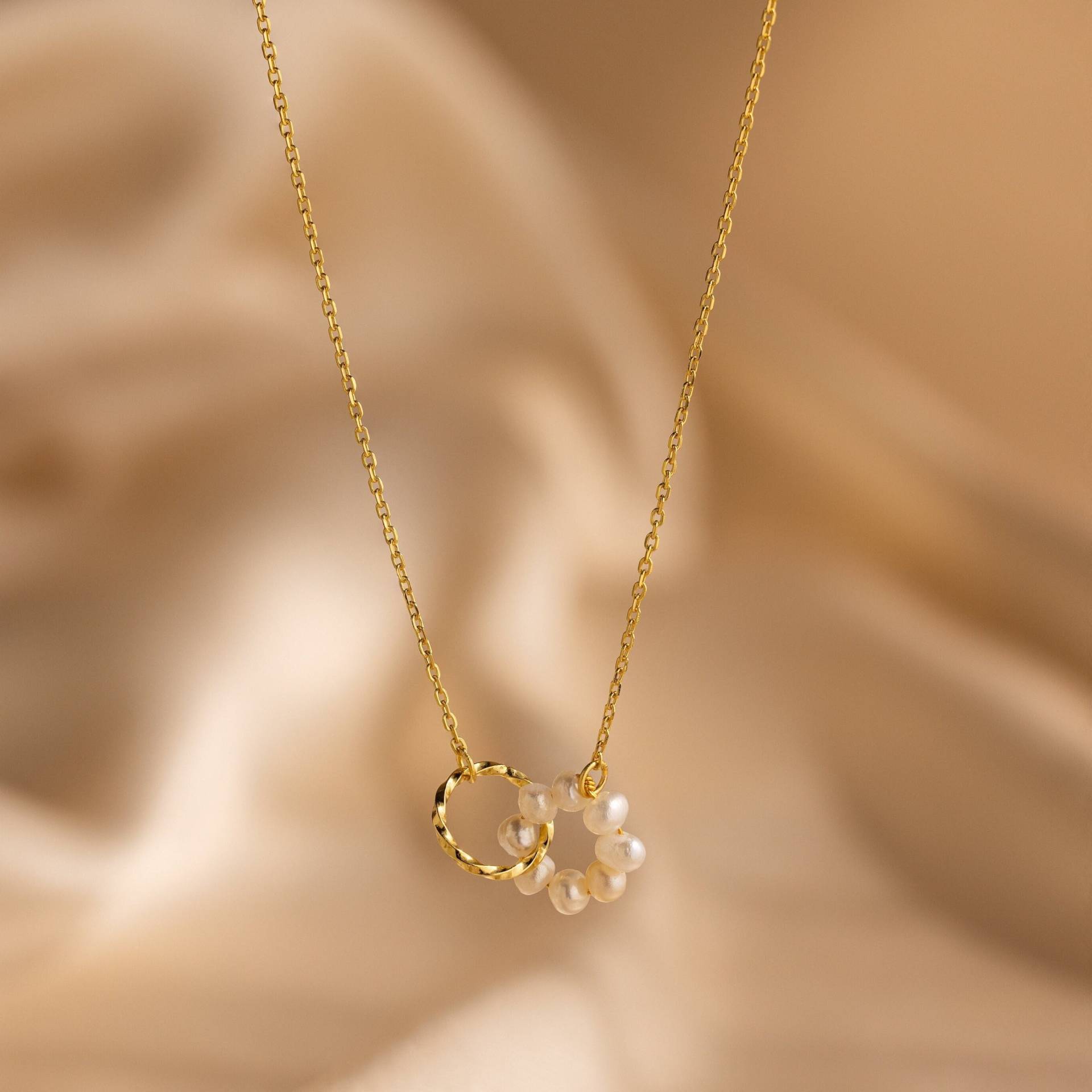 Ineinander Greifende Perlenkette Von Caitlyn Minimalist Zierliche Perlenblumen Kette Gedrehte Ring Charm Beste Freundin Geschenk Nr194 Ineinander Greifende Perlenkette Von Caitlyn Minimalist Zierliche Perlenblumen Kette Gedrehte Ring Charm Beste Freundin Geschenk Nr194 von CaitlynMinimalist