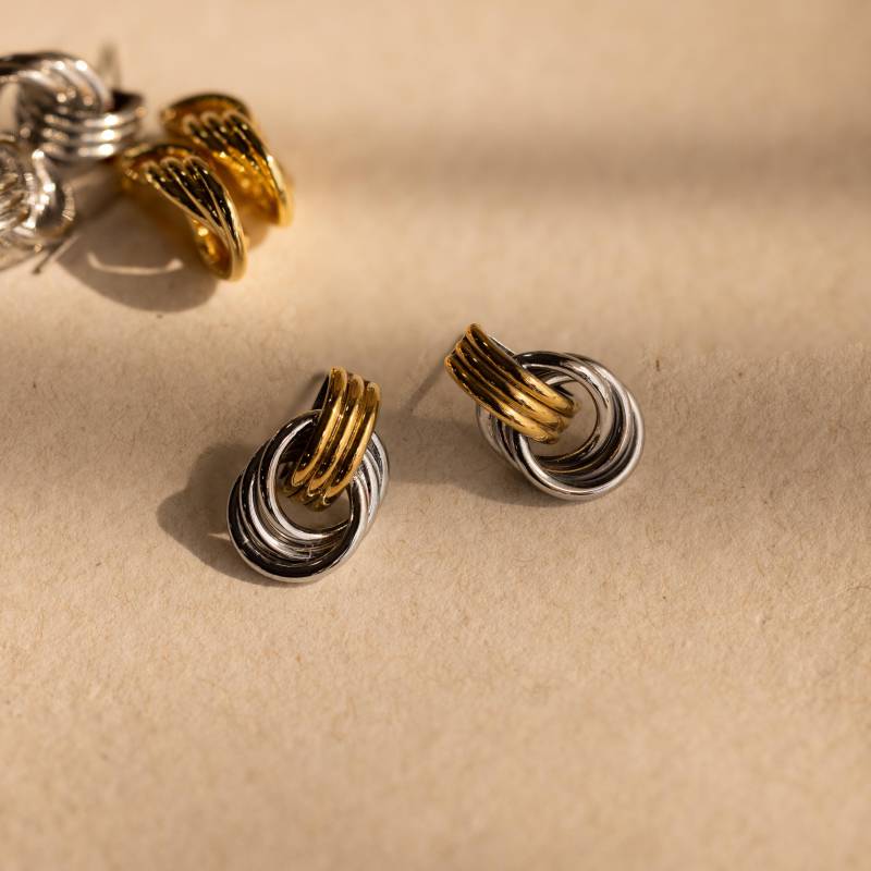 Mini Doppel Hoop Ohrringe Von Caitlynminimalist Baumelnde Knoten Ohrstecker Statement Schmuck Mixed Metal Schwester Geschenk Er486 von CaitlynMinimalist