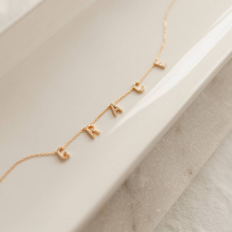 Pave Buchstabe Halskette Von Caitlynminimalist Vote Diamant Namenskette Mutter Geschenke Perfektes Geschenk Für Sie Nm70 von CaitlynMinimalist