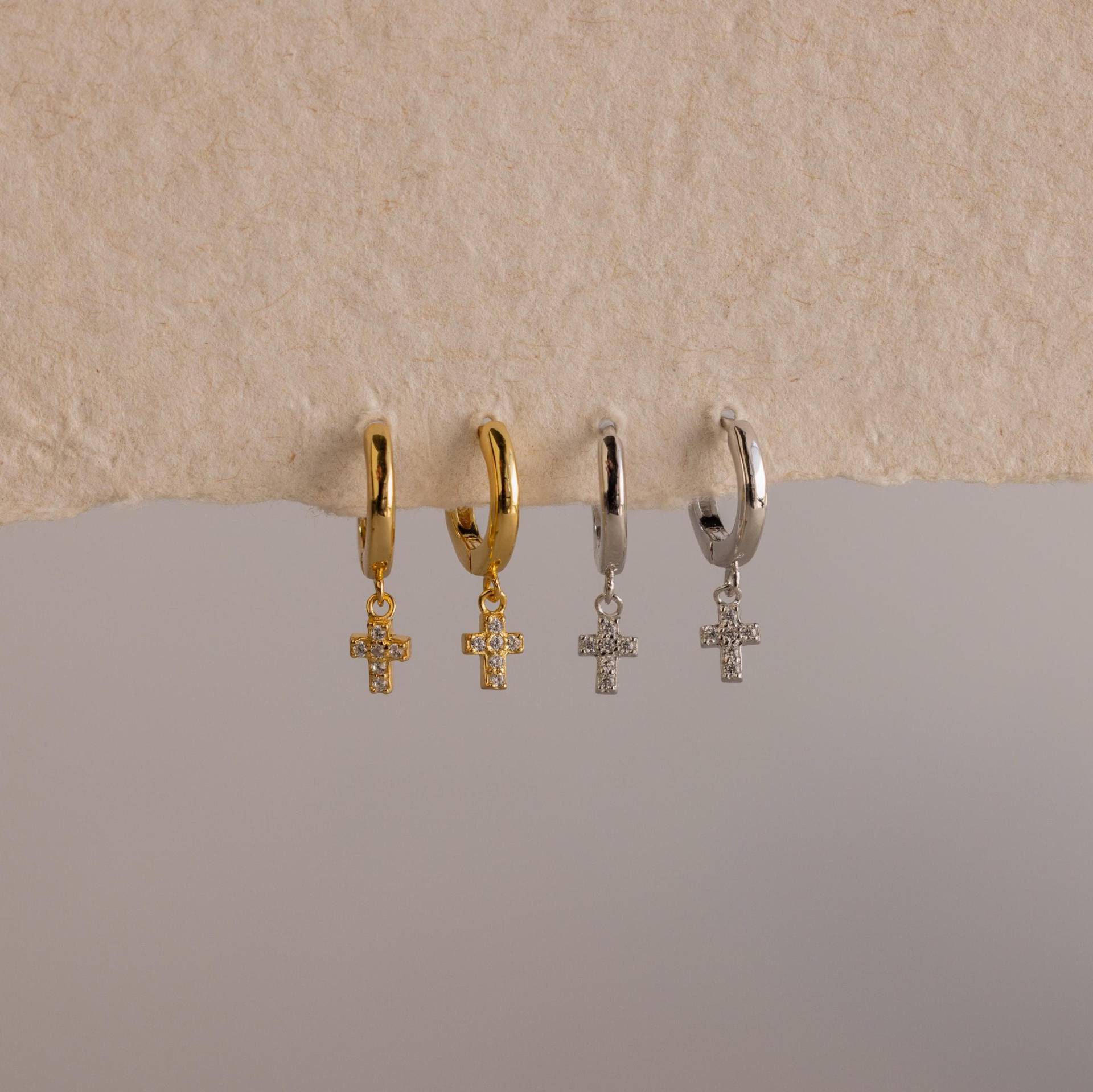 Pave Cross Huggies Von Caitlyn Minimalist Zierliche Diamant Anhänger Huggie Ohrringe in Gold & Silber Weihnachtsschmuck Geschenk Für Mama Er644 von CaitlynMinimalist