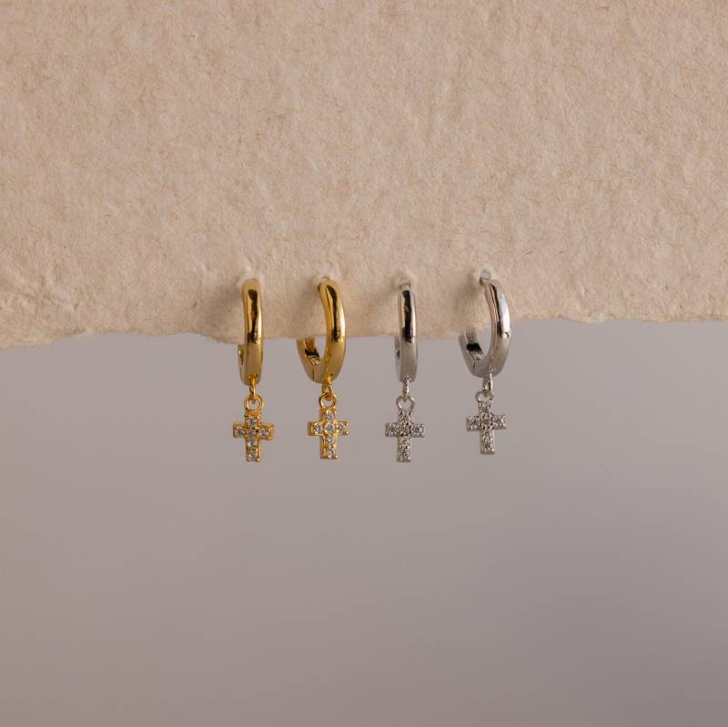 Pave Cross Huggies Von Caitlyn Minimalist Zierliche Diamant Anhänger Huggie Ohrringe in Gold & Silber Weihnachtsschmuck Geschenk Für Mama Er644 von CaitlynMinimalist