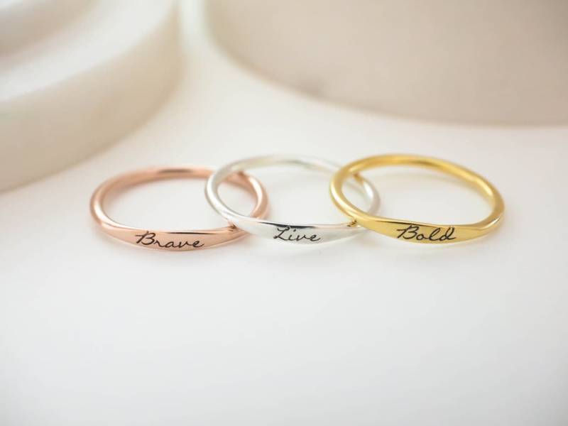 Personalisierter Schmaler Ring Individueller Namensring Mantra Kinder Namen Baby-Dusche-Geschenk Stapelring Mutter Geschenk Rm21F100 von CaitlynMinimalist