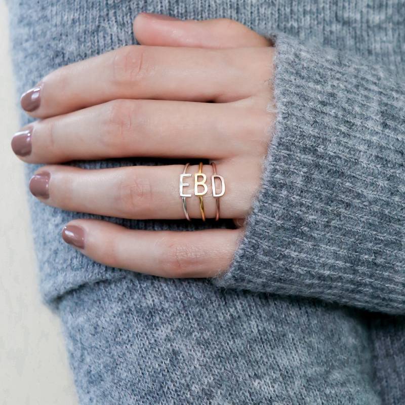 Seitlicher Anfangsring Sterling Silber Ring Stapelring Namensring Muttergeschenk Baby Namensringe Rm09F39 von CaitlynMinimalist