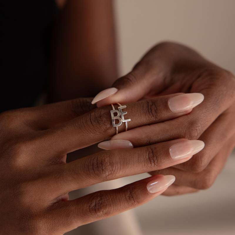 Seitlich Initial Ring Von Caitlynminimalist Individueller Buchstaben Zierlicher Silber Namensring Geschenk Für Sie Rm09F39 von CaitlynMinimalist