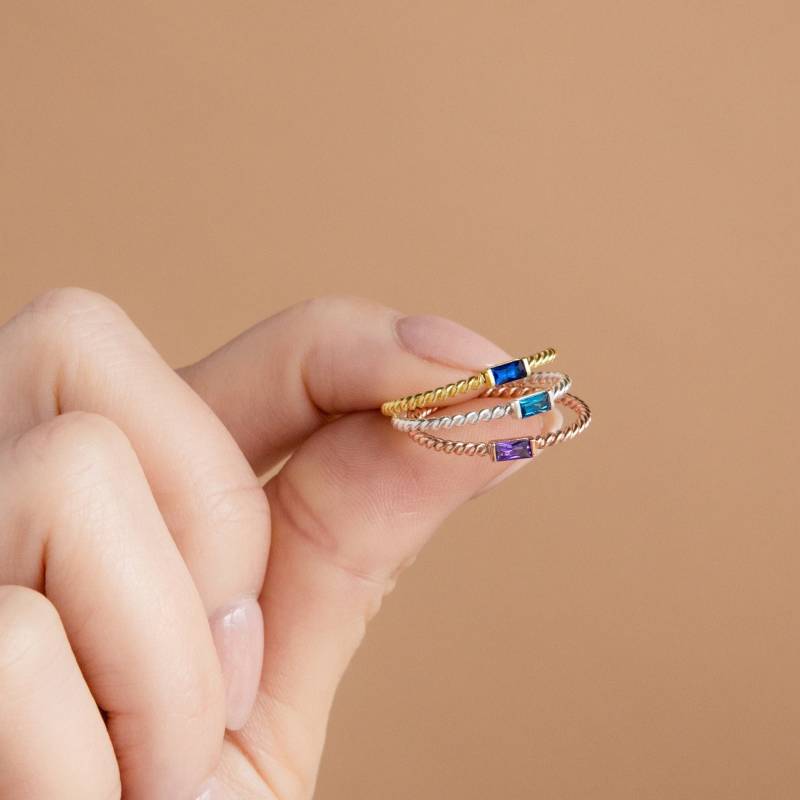 Twist Baguette Geburtsstein Ring Von Caitlyn Minimalist Zierlicher Stapel Edelstein Personalisierte Geschenke Für Mutter Brautjungfer Rm103 von CaitlynMinimalist