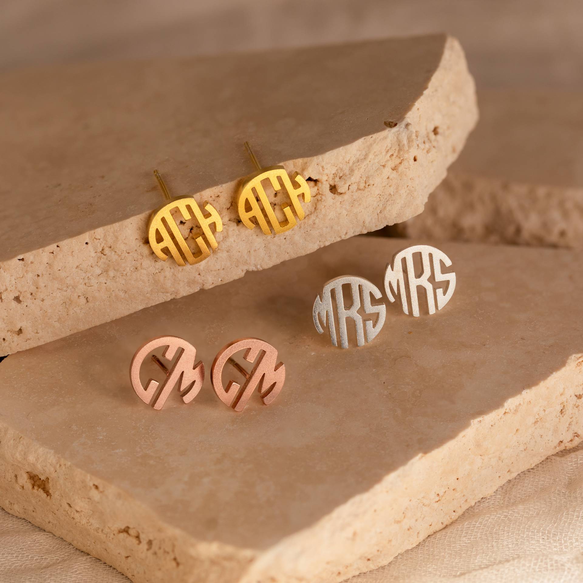 Zierliche Monogramm Ohrringe Namen Von Caitlyn Minimalist Buchstaben Anhänger Hochzeitsschmuck Weihnachtsgeschenke Ch06 von CaitlynMinimalist