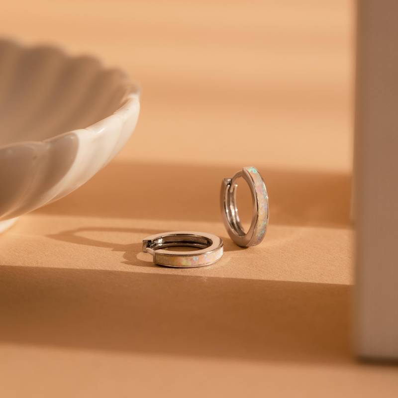 Zierliche Opal Creolen Von Caitlyn Minimalist Edelstein Huggie Ohrringe Weiße Silber Schmuck Brautjungfer Geschenk Er350 von CaitlynMinimalist