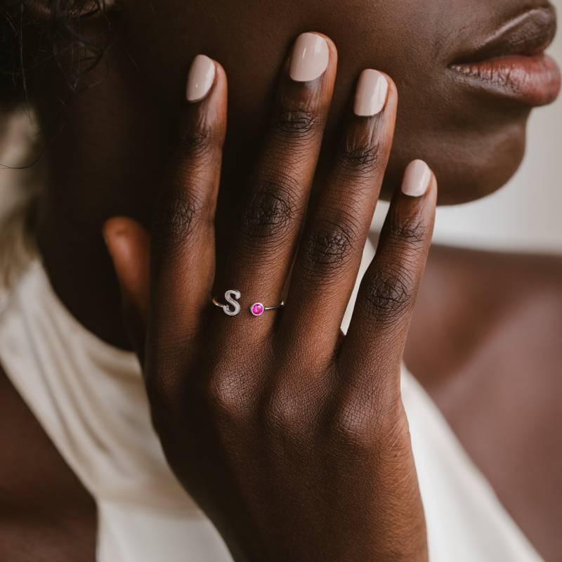 Zierlicher Geburtsstein Anfangsring Mütter Ring Benutzerdefinierte Monogramm Handgemachter Edelstein Schmuck Personalisierte Geschenke Für Neue von CaitlynMinimalist