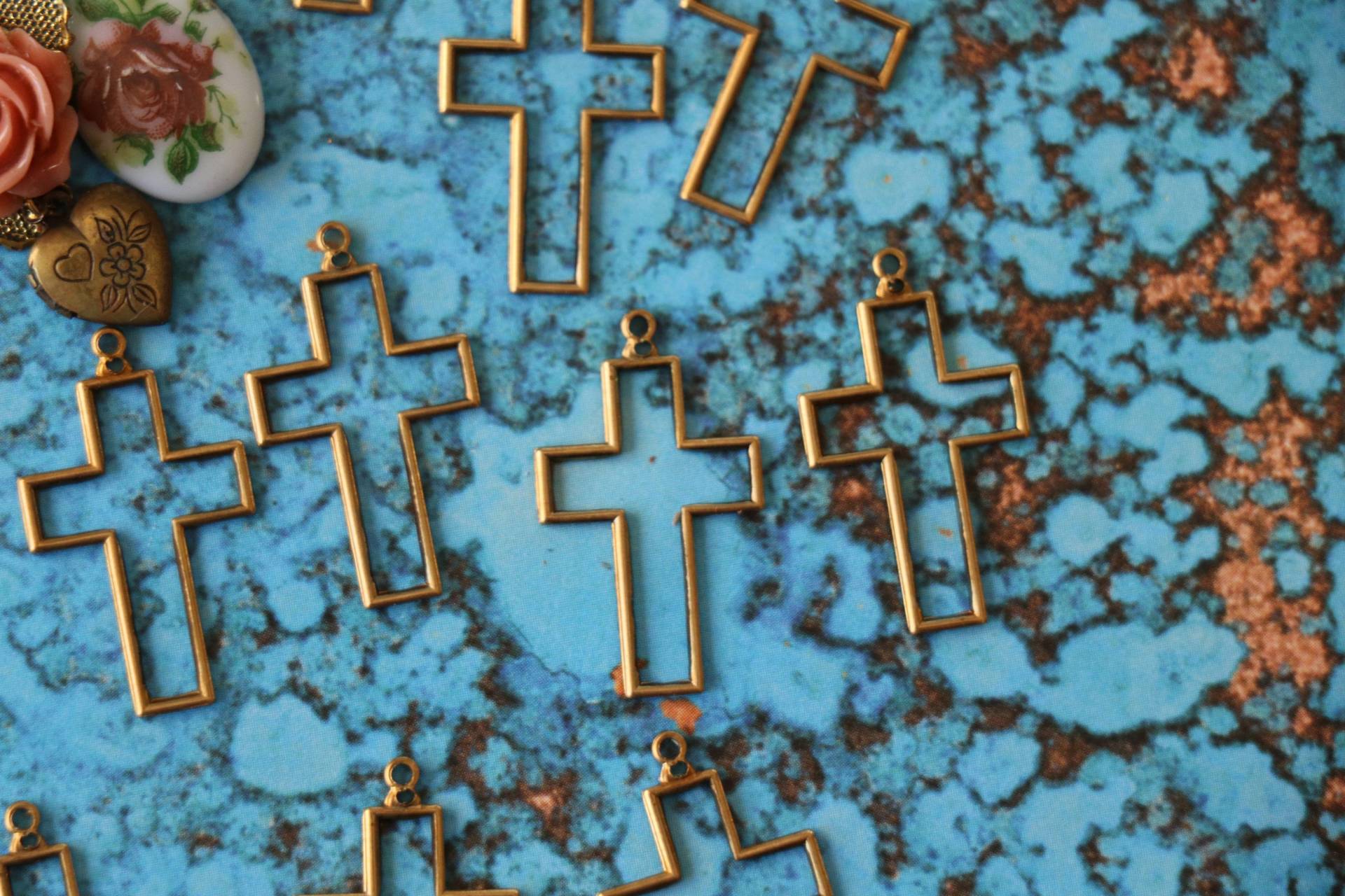 3 Messing Kreuz Umriss Charms 3 Messing Kreuz Umriss Charms von CaityAshBadashery