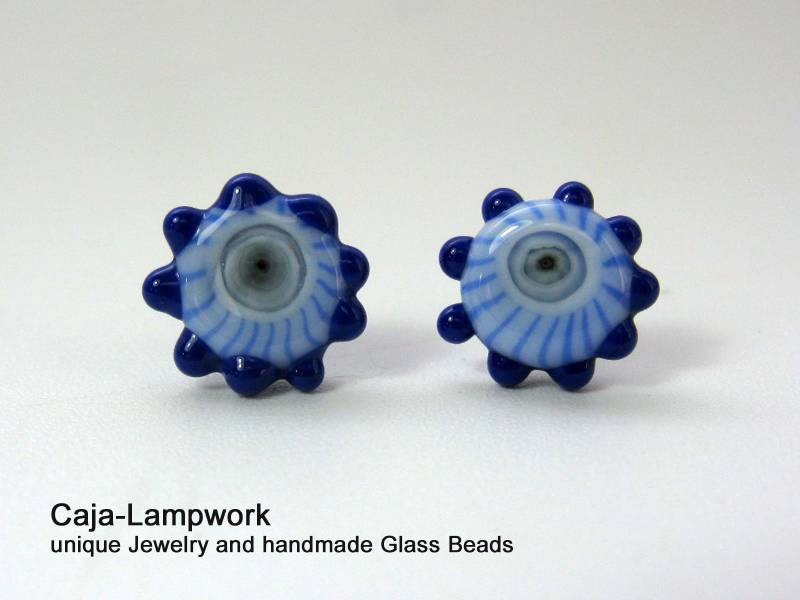 Blaue Lampwork Ohrstecker Mit Handgemachen Murrini's, Kleine Blümchen Dots Umrandet von CajasBoutique
