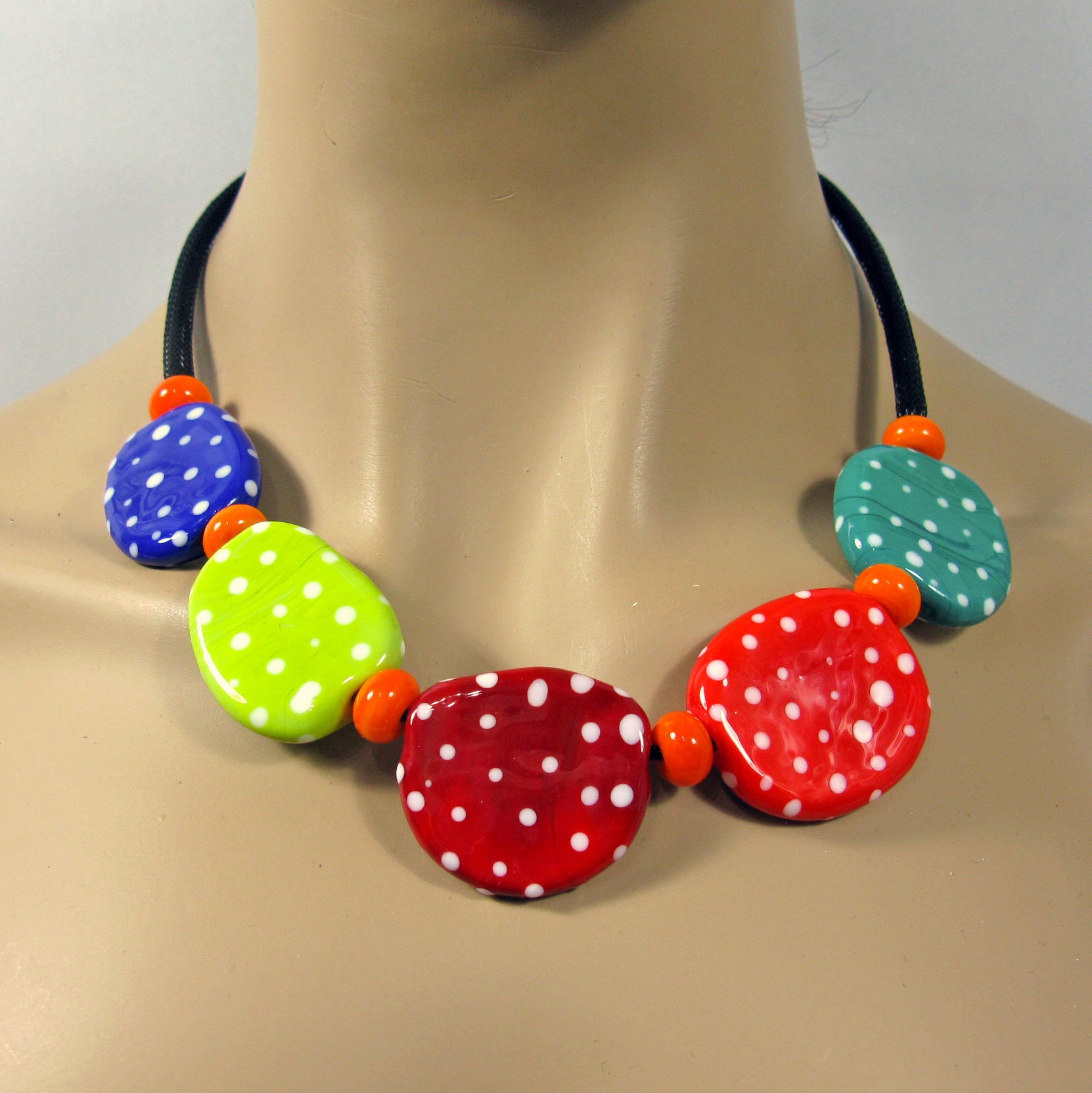 Bunte Polka Dots Kette Aus Sehr Großen Handgemachten Lampwork Perlen, Heitere Bunte Glaskette von CajasBoutique