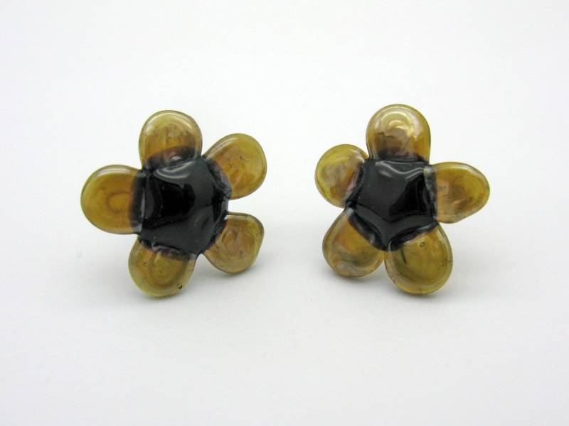 Changierende Braun Schwarze Glasblümchen Ohrstecker, Glasblüten, Verspielter Blumen Ohrschmuck, Handgemachte Glasblüten von CajasBoutique