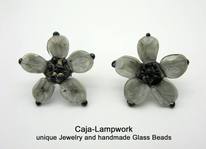 Dezent Graue Glasblümchen Ohrstecker, Glasblüten, Blumen, Blumen-Ohrschmuck, Handgemachte Glasblüten Dezent Graue Glasblümchen Ohrstecker, Glasblüten, Blumen, Blumen-Ohrschmuck, Handgemachte Glasblüten von CajasBoutique