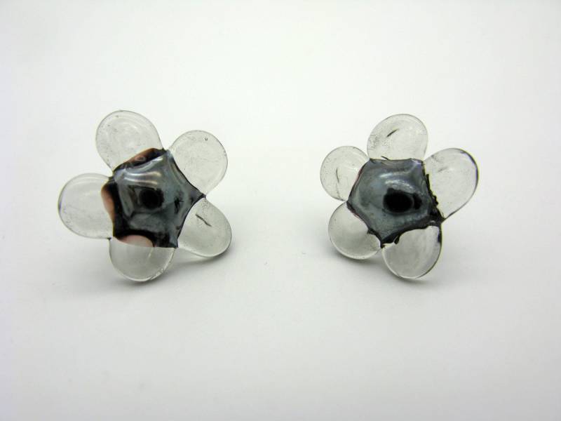 Dezent Graue Glasblümchen Ohrstecker, Kleine Glasblüten, Blümchen Blumen-Ohrschmuck, Handgemachte Glasblüten Dezent Graue Glasblümchen Ohrstecker, Kleine Glasblüten, Blümchen Blumen-Ohrschmuck, Handgemachte Glasblüten von CajasBoutique