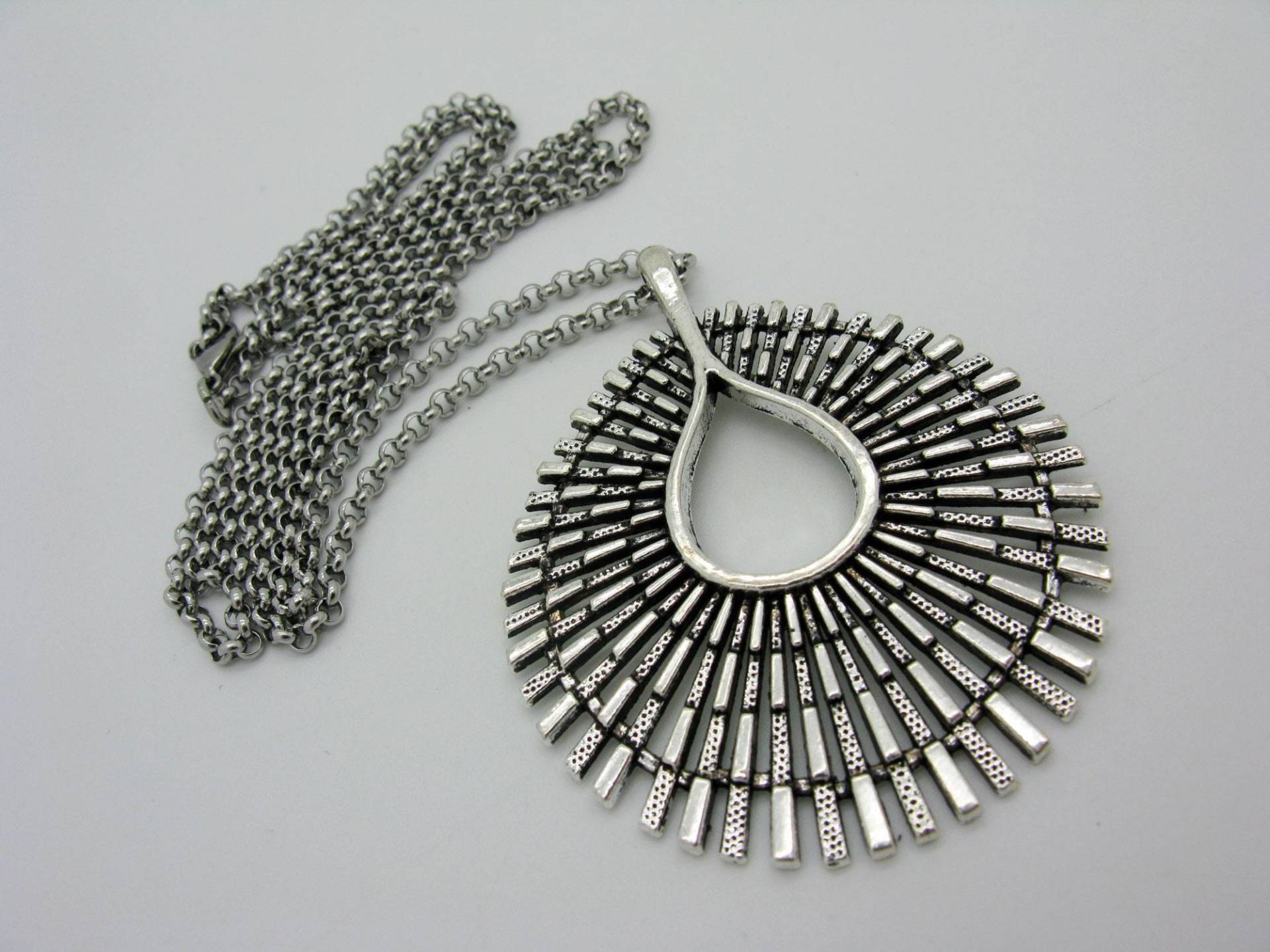 Edelstahlkette Mit Sehr Großem Silbernem Anhänger, Kette Zum Lagenlook, Designer Lange Anhänger von CajasBoutique