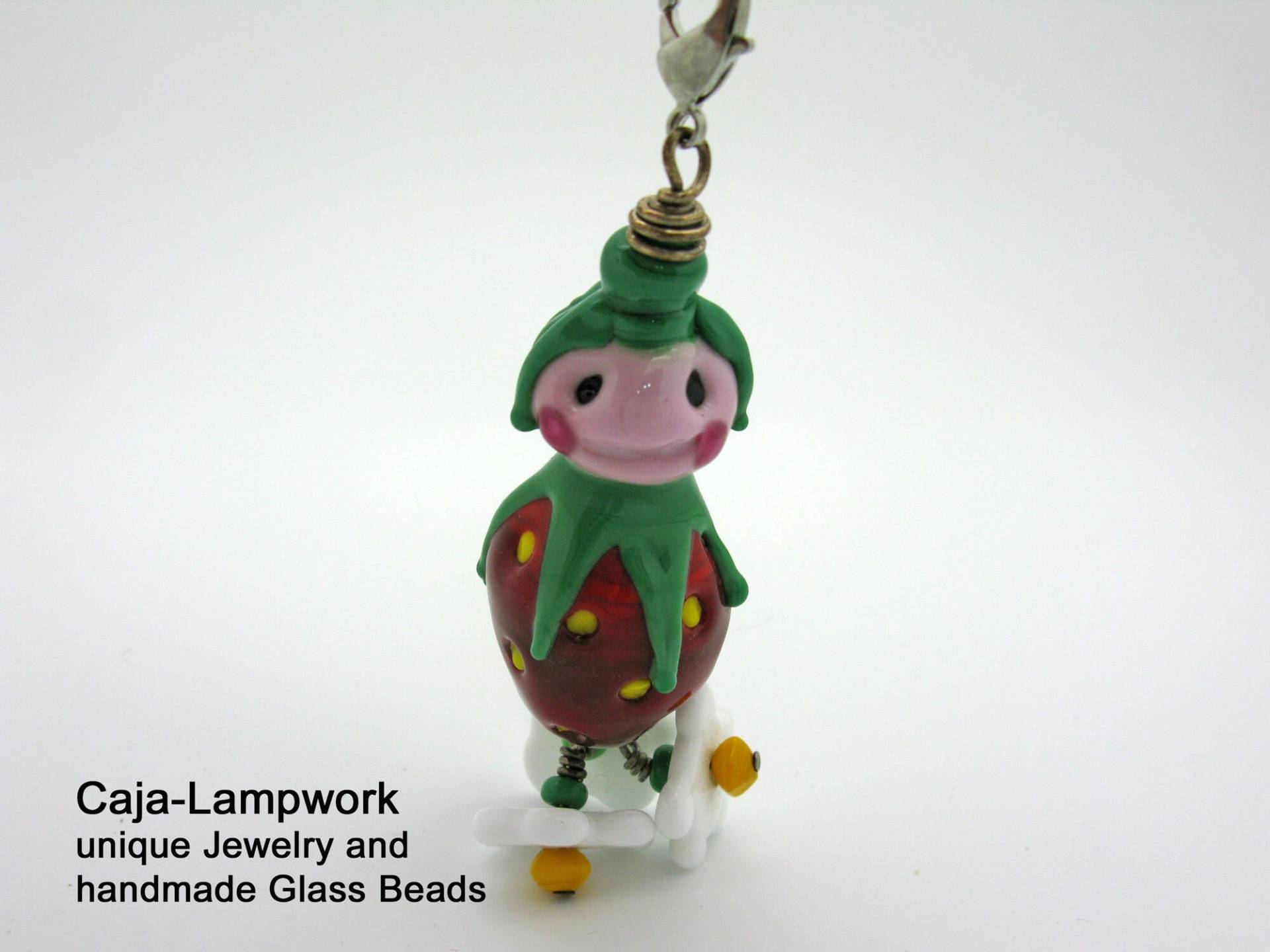 Ein Erdbeer Mädchen Als Anhänger Gearbeitet, Handgefertigte Glasperlen von CajasBoutique