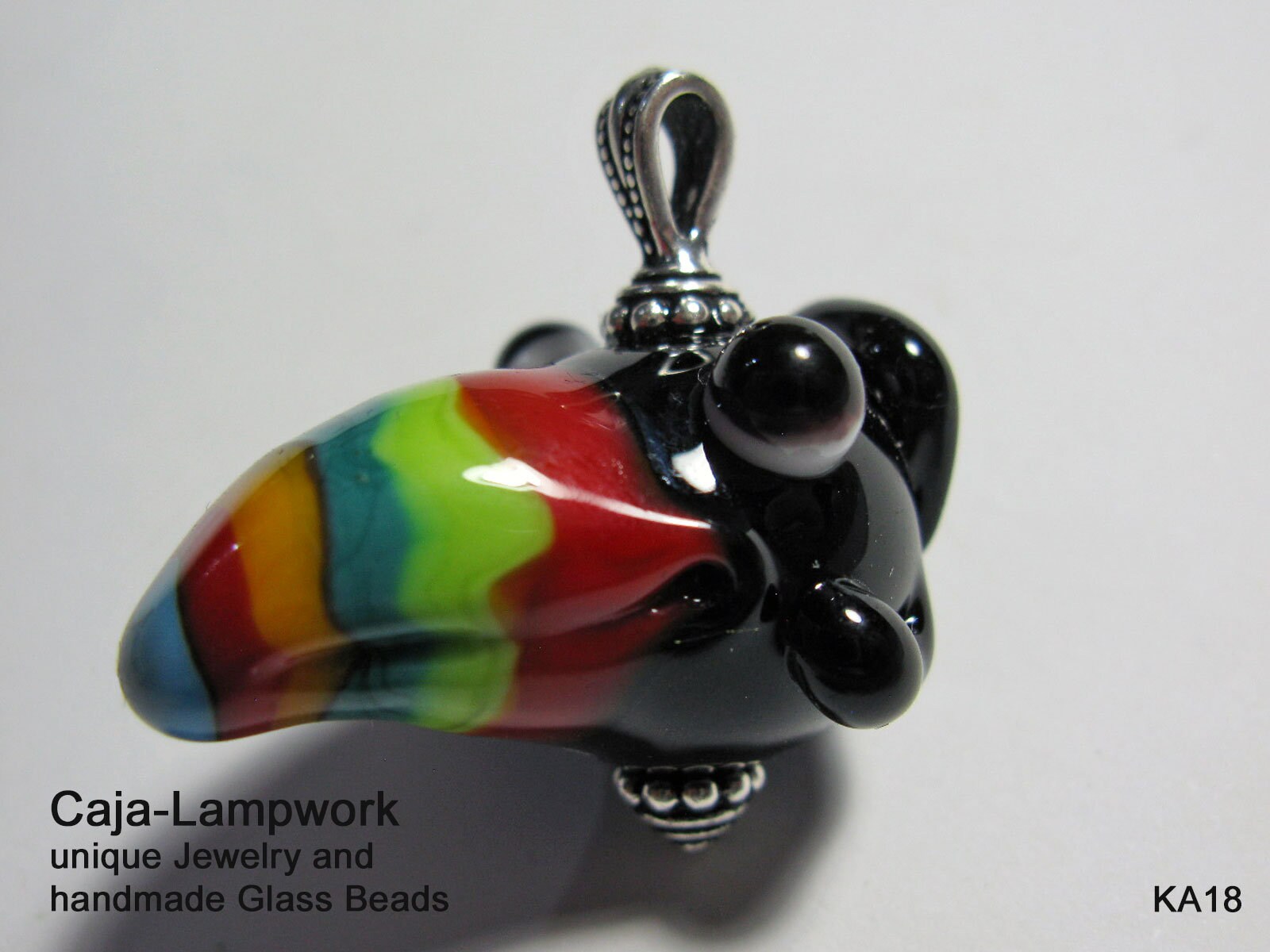 Ein Großer, Handgefertigter Lampwork Tukan, Anhänger, Eyecatcher, Hingucker, Fröhlich, Bunter Schnabel, Glas Tukan Anhänger von CajasBoutique