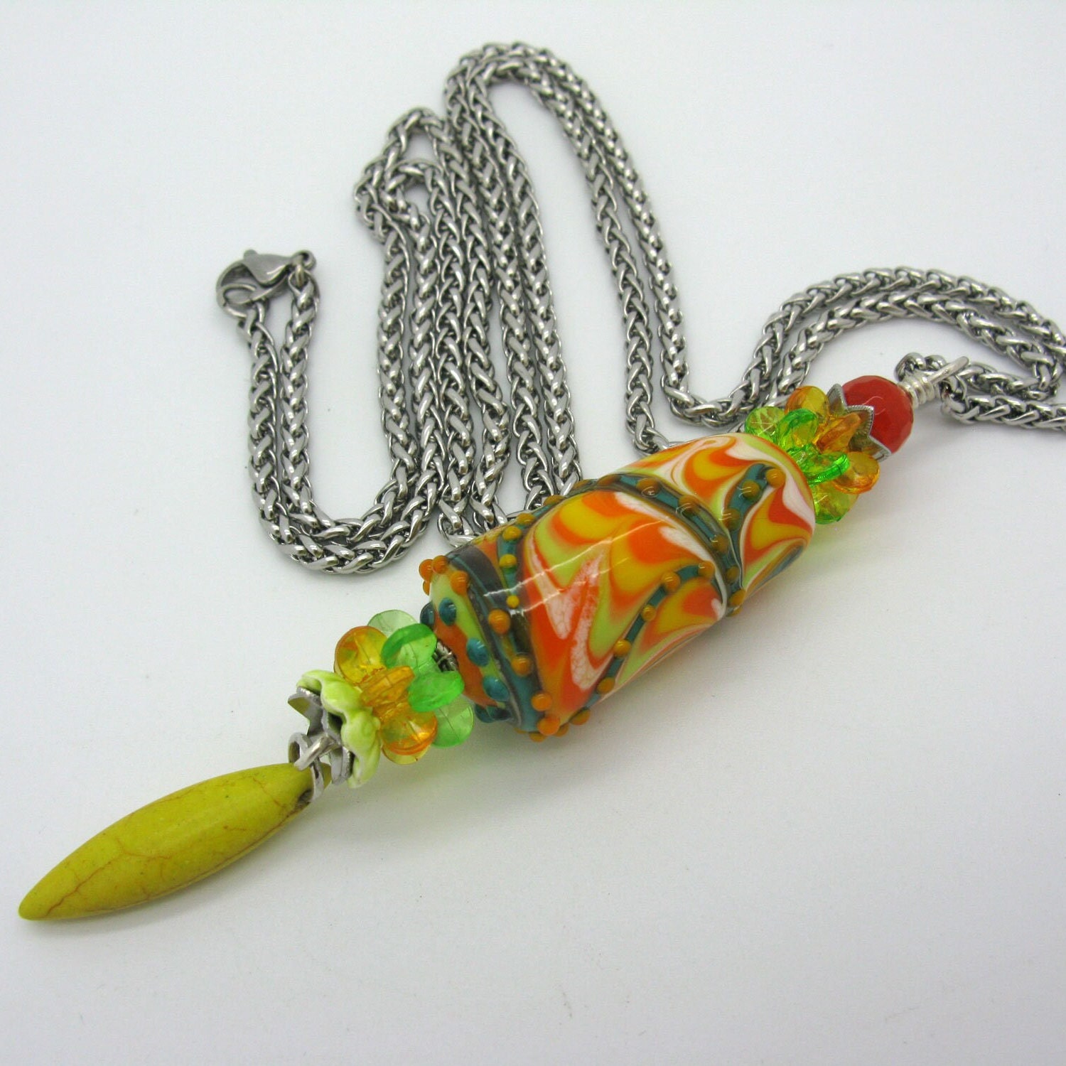 Eine Lange Edelstahl Kette Mit Großer Handgefertigter Lampwork Perle in Gelb Orange, Einzelstück von CajasBoutique