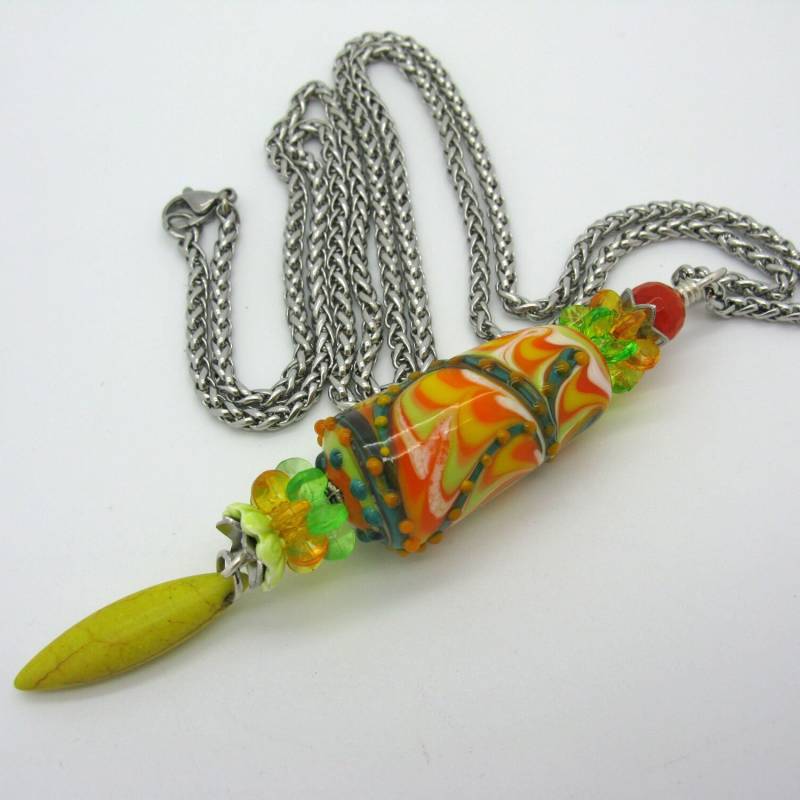 Eine Lange Edelstahl Kette Mit Großer Handgefertigter Lampwork Perle in Gelb Orange, Einzelstück Eine Lange Edelstahl Kette Mit Großer Handgefertigter Lampwork Perle in Gelb Orange, Einzelstück von CajasBoutique