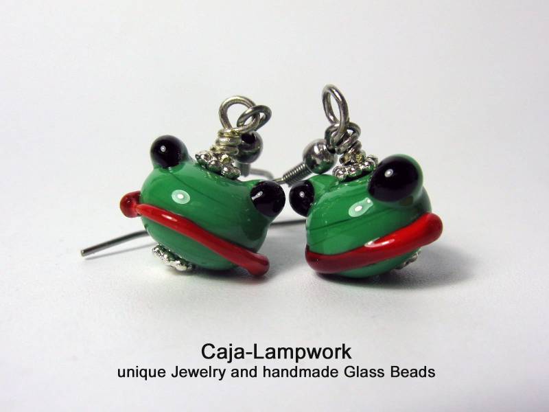 Frosch Ohrringe, Handgemachte Glasfrösche, Verspielt, Fröhlich, Grasgrün, Lampwork Fröschchen, Breitmaulfrosch... Quak von CajasBoutique