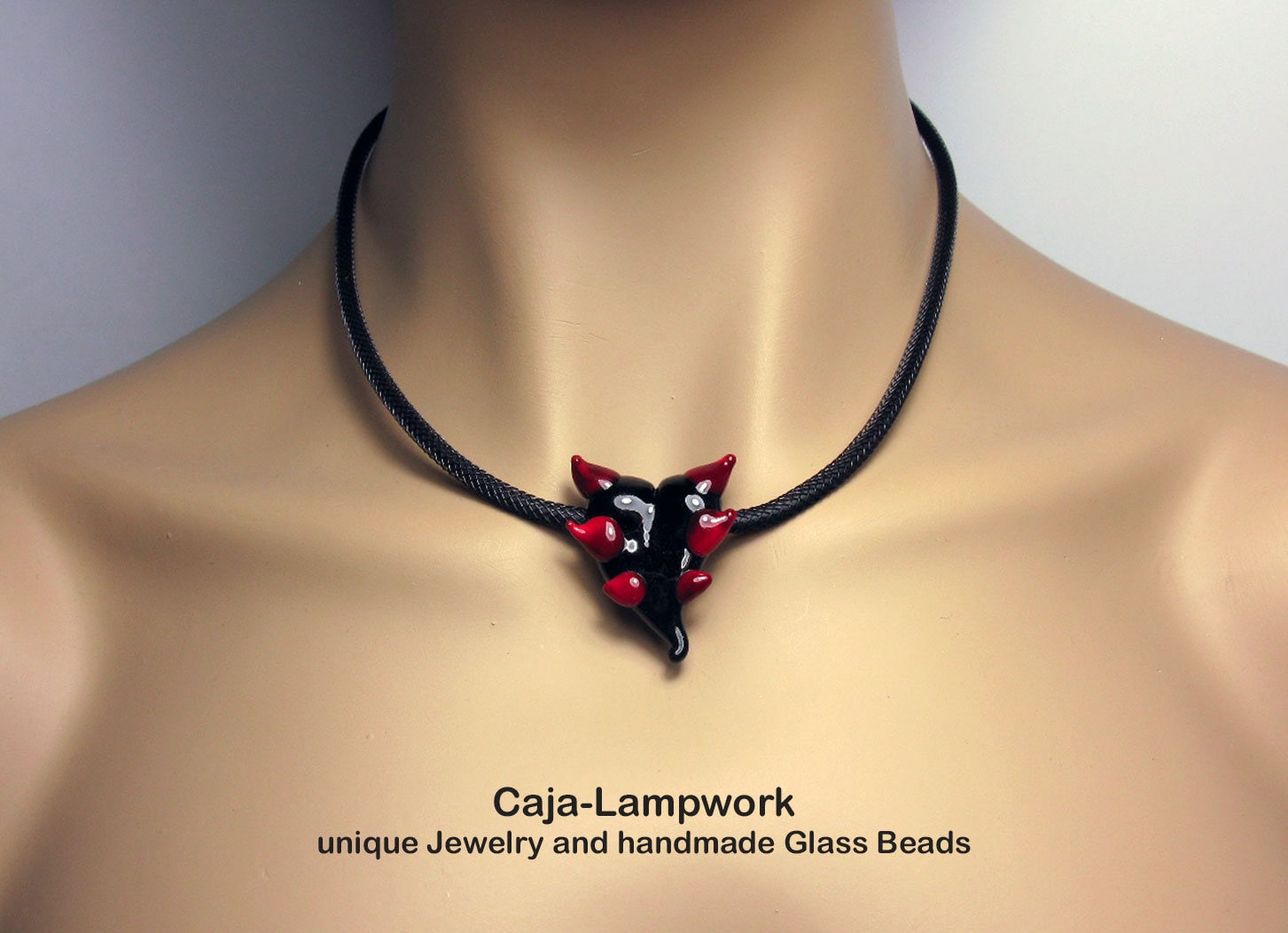 Gehörntes Herz, Kurze Kette, Lampwork-Herz in Rot-Schwarz, Kleines Teufelsherz, Gothik Glasherz, Herz Mit Hörnern, Ca. 45 cm von CajasBoutique