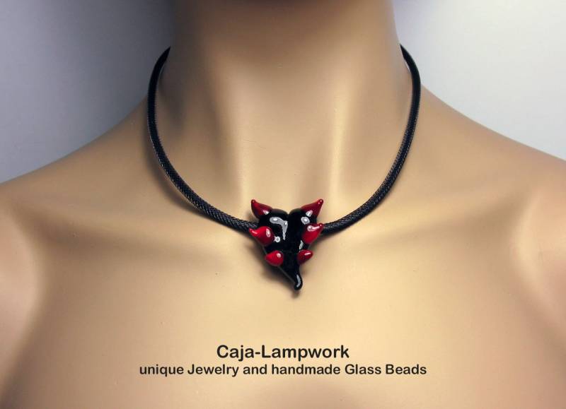 Gehörntes Herz, Kurze Kette, Lampwork-Herz in Rot-Schwarz, Kleines Teufelsherz, Gothik Glasherz, Herz Mit Hörnern, Ca. 45 cm Gehörntes Herz, Kurze Kette, Lampwork-Herz in Rot-Schwarz, Kleines Teufelsherz, Gothik Glasherz, Herz Mit Hörnern, Ca. 45 cm von CajasBoutique