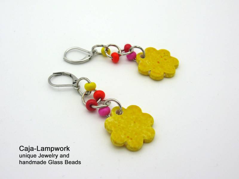 Gelbe Bewegliche Blümchen Ohrringe Aus Polymer Clay, Verspielte Sehr Leichte Ohrhänger Mit Klapp Brisur Gelbe Bewegliche Blümchen Ohrringe Aus Polymer Clay, Verspielte Sehr Leichte Ohrhänger Mit Klapp Brisur von CajasBoutique