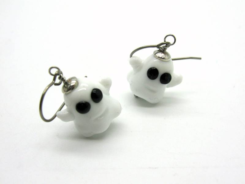 Gespenster Ohrringe Aus Handgefertigten Lampwork Perlen, Gruselige Kleine Geister Ohrhänger Mit Hypoallergenen Titan Ohrhaken von CajasBoutique