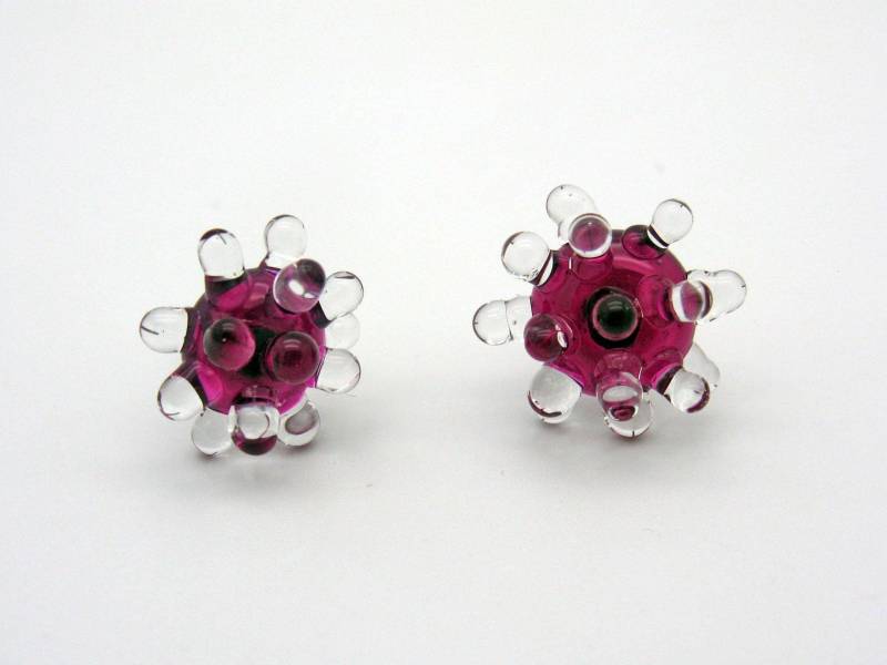 Glitzernde Fuchsia Glaskorallen Ohrstecker, Lampwork Chirurgenstahl Stecker von CajasBoutique