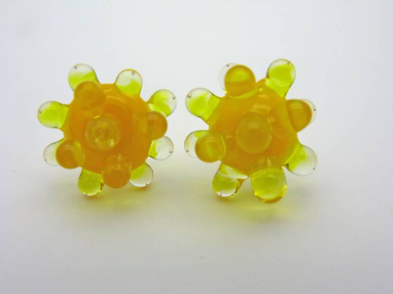 Glitzernde Gelbe Glaskorallen Ohrstecker, Lampwork Chirurgenstahl Stecker von CajasBoutique