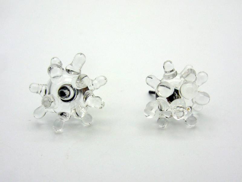 Glitzernde Transparente Glaskorallen Ohrstecker, Lampwork Chirurgenstahl Stecker von CajasBoutique