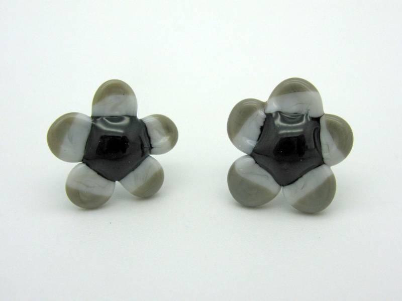 Graue Kleine Glasblümchen Ohrstecker, Glasblüten, Blümchen Blumen-Ohrschmuck, Handgemachte Glasblüten von CajasBoutique