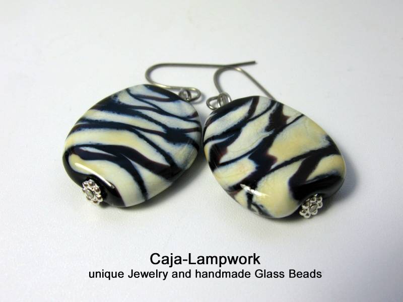 Große Schwarz-Elfenbein Farbene Glasperlen Ohrringe, Tafelperlen, Handgefertigte Glasperlen, Lampwork von CajasBoutique