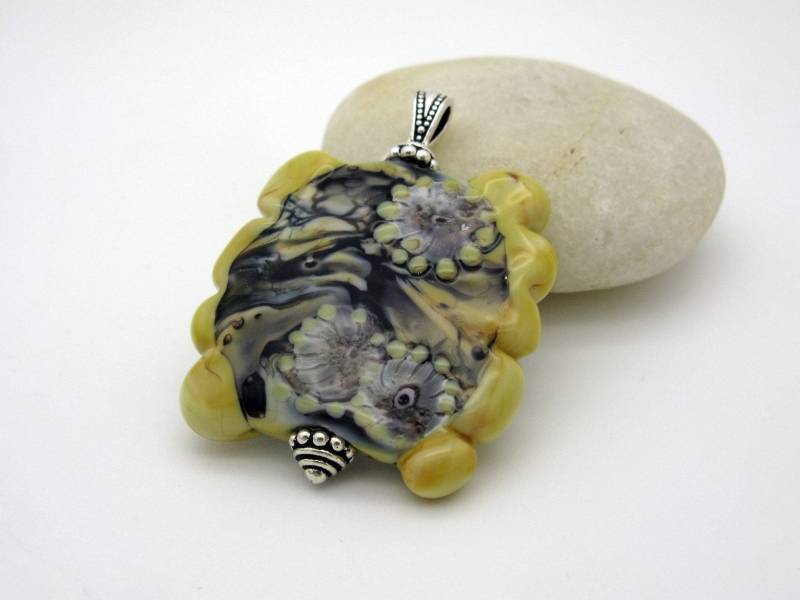 Großer Beige Braunfarbener Lampwork Anhänger Mit Murrini Blüten, Handgefertigter Glasanhänger, Kettenanhänger Großer Beige Braunfarbener Lampwork Anhänger Mit Murrini Blüten, Handgefertigter Glasanhänger, Kettenanhänger von CajasBoutique