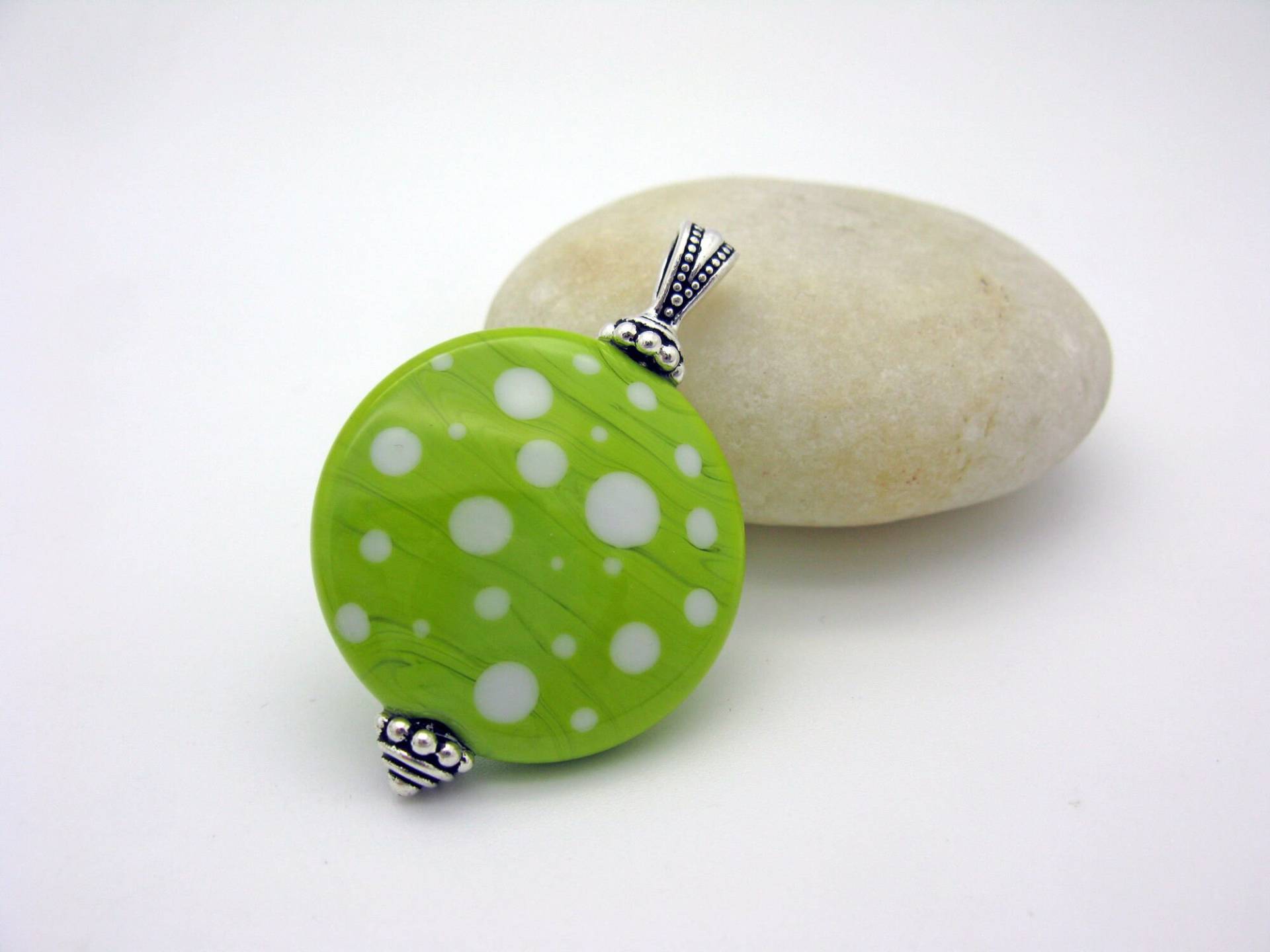 Großer Grün Weisser Lampwork Anhänger, Polka Dots, Handgefertigter Glasanhänger, Kettenanhänger von CajasBoutique
