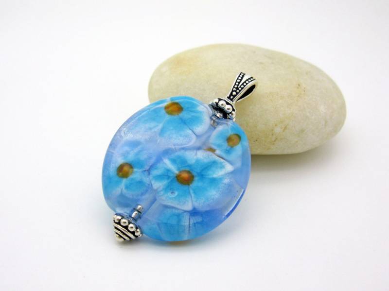 Großer Hellblauer Blümchen Anhänger, Handgefertigter Lampwork Blauer Glasanhänger Mit Aquarellblüten Großer Hellblauer Blümchen Anhänger, Handgefertigter Lampwork Blauer Glasanhänger Mit Aquarellblüten von CajasBoutique