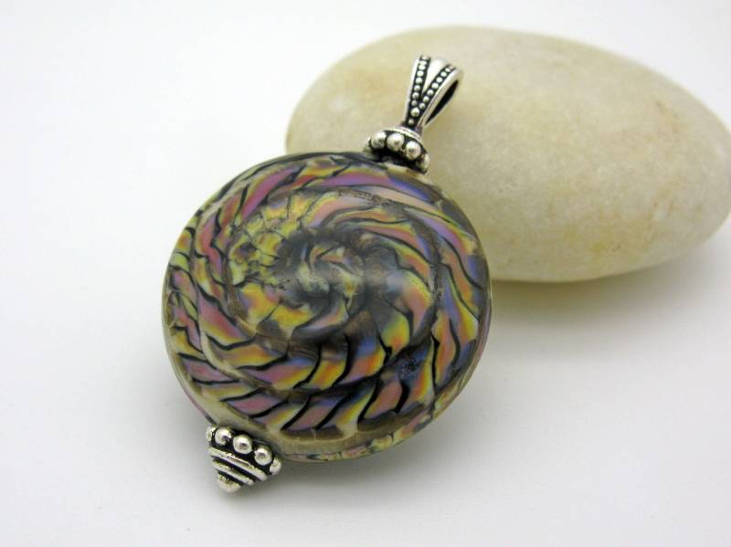 Großer Lila Braun Farbener Lampwork Anhänger, Handgefertigter Glasanhänger, Kettenanhänger von CajasBoutique