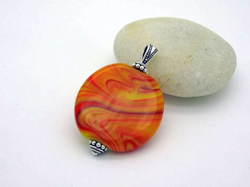 Großer Orange Marmorierter Lampwork Anhänger, Handgefertigter Glasanhänger, Kettenanhänger von CajasBoutique