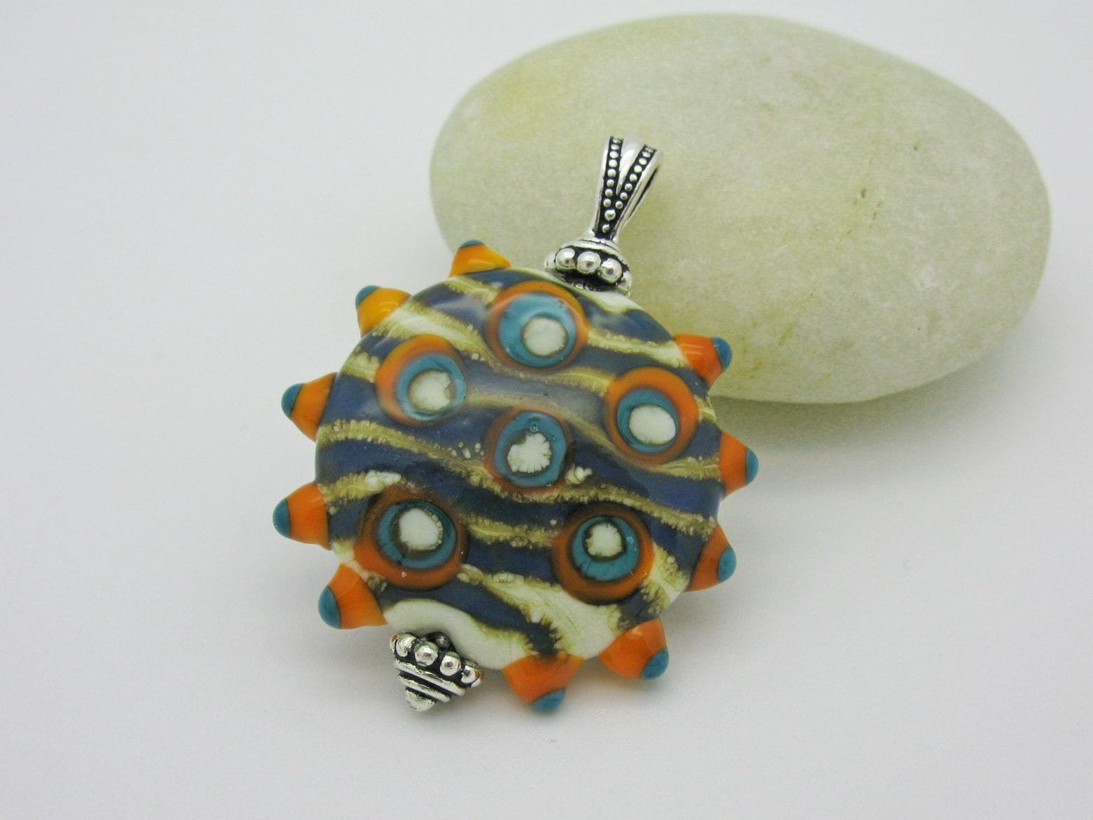 Großer Orange Petrolfarbener Lampwork Anhänger, Handgefertigter Glasanhänger, Kettenanhänger von CajasBoutique