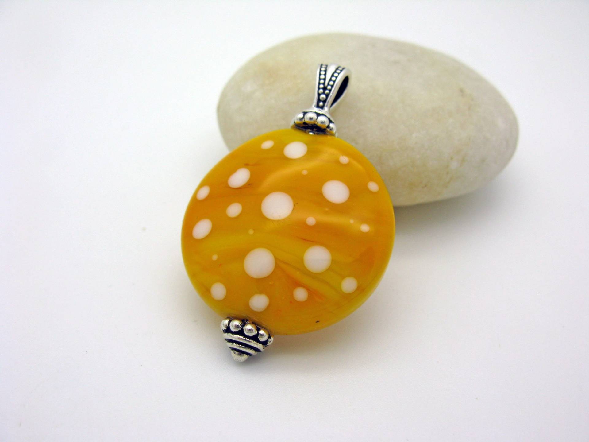 Großer Orange Weisser Lampwork Anhänger, Polka Dots, Handgefertigter Glasanhänger, Kettenanhänger von CajasBoutique