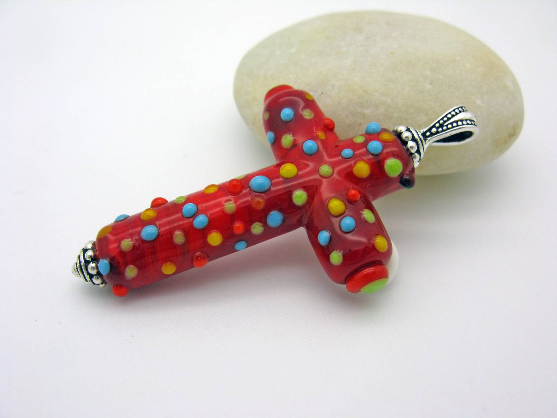 Großer Rot Bunter Lampwork Kreuz Anhänger, Handgefertigter Glasanhänger, Kettenanhänger, Buntes Glaskreuz von CajasBoutique