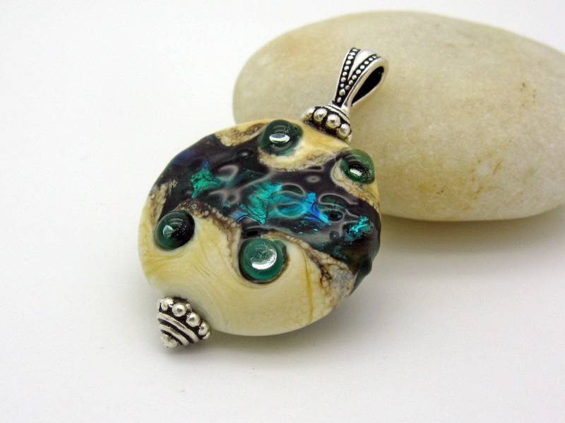 Großer Türkis Elfenbeinfarbener Lampwork Anhänger, Handgefertigter Glasanhänger, Kettenanhänger von CajasBoutique