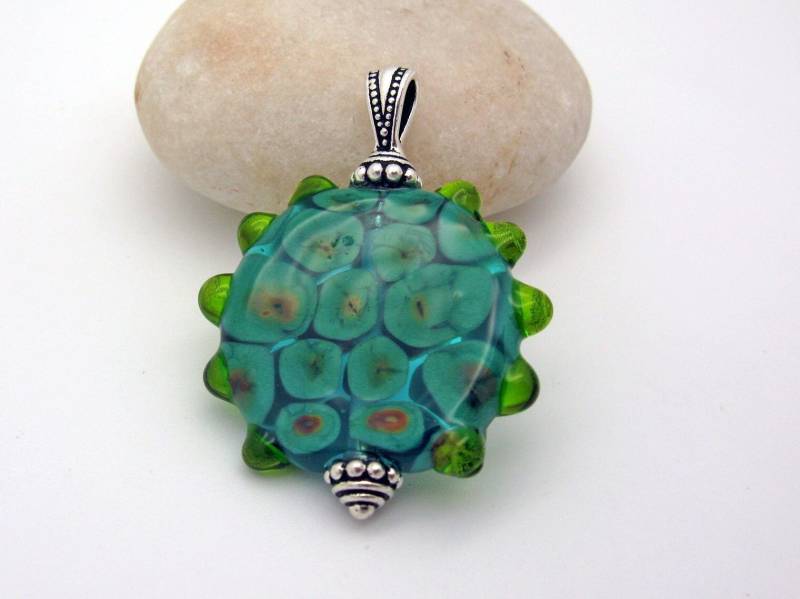 Großer Türkis Grüner Lampwork Anhänger, Handgefertigter Glasanhänger, Kettenanhänger von CajasBoutique