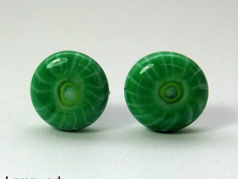 Grüne Lampwork Ohrstecker Mit Handgemachen Murrini's, Kleine Blümchen von CajasBoutique