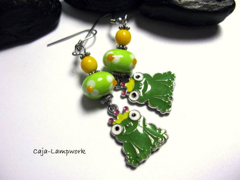 Grüne Ohrringe Mit Kleinem Frosch Anhänger, Blümchenperle, Lampwork von CajasBoutique